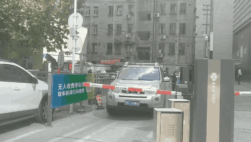 假牌照汽車(chē)順利進(jìn)入小區(qū)