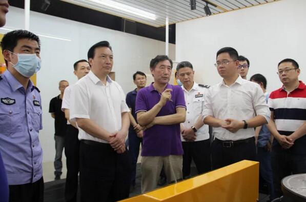 南昌市副市長、公安局局長萬秀奇贊賞百勝低壓驅(qū)動安全升降地柱