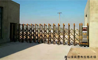 唐山灤南懸布拉格農(nóng)場伸縮門工程案例 - 中出網(wǎng)-智能出入口門戶