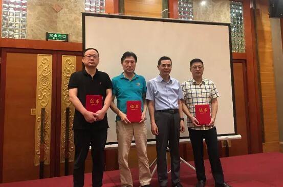會(huì)上表彰了2019年度分會(huì)三位優(yōu)秀副會(huì)長(zhǎng)