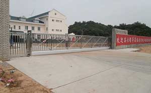 江西省水電工程局老爺廟風(fēng)電場智能無軌懸浮門工程案例 - 中出網(wǎng)-智能出入口門戶