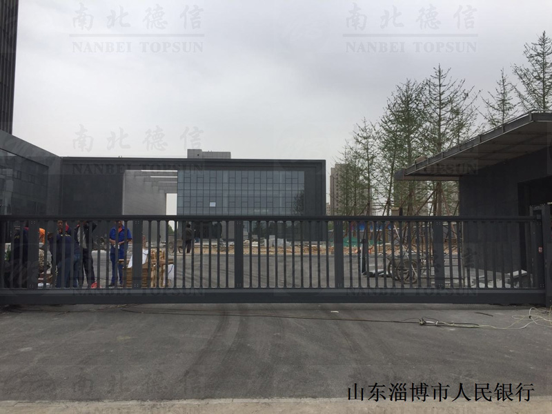 山東淄博市人民銀行818TW智能安全伸縮平移門工程案例 - 中出網(wǎng)-智能出入口門戶