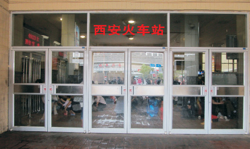 西安火車站肯德基門案例 - 中出網(wǎng)-智能出入口門戶