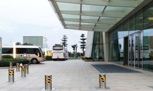 交通車站門(mén)口液壓自動(dòng)升降柱案例
