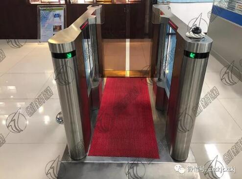 創(chuàng)新通人臉識(shí)別一體化速通擺閘 體驗(yàn)無(wú)感刷臉通行