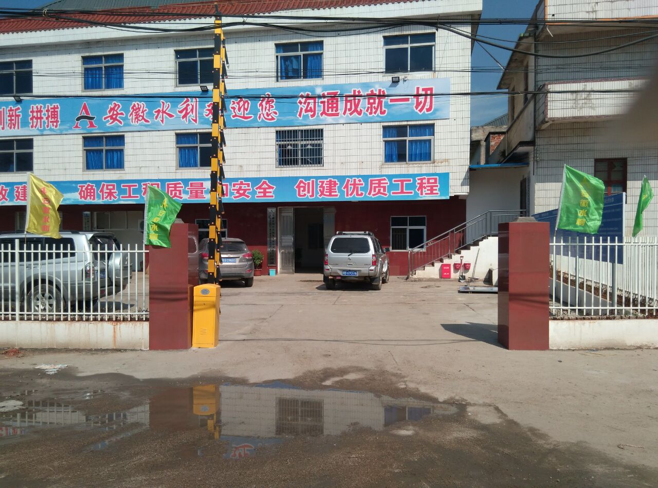 信豐全球通大廈柵欄道閘實(shí)例 - 中出網(wǎng)-智能出入口門戶