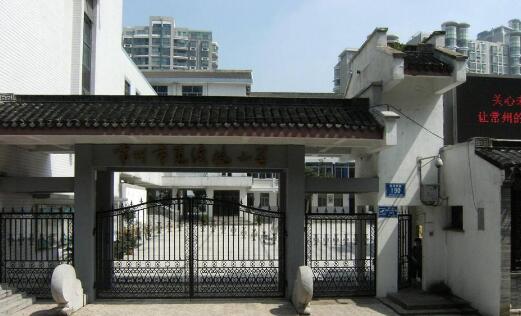 常州出安智能鐵藝大門成常州市覓渡橋小學大門口一道美景