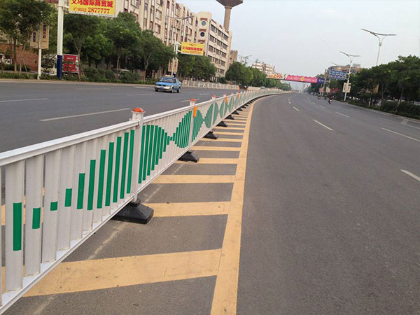 道路隔離護(hù)欄2