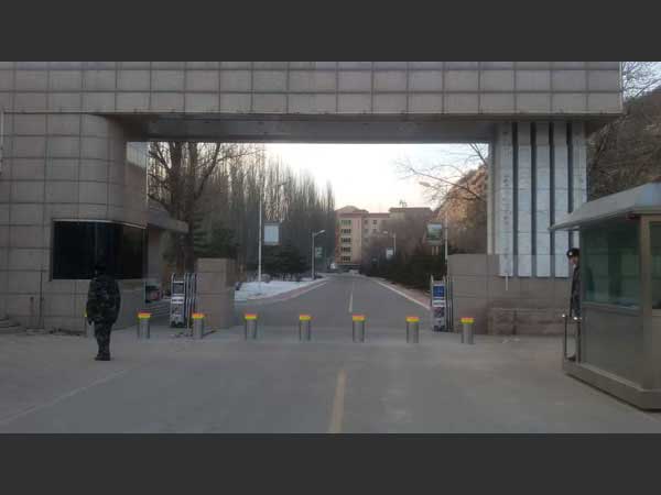 景德鎮(zhèn)學院升降柱案例 - 中出網(wǎng)-智能出入口與停車充電門戶