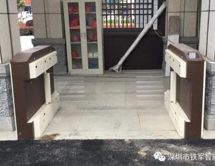 鐵軍智能貼合淮安院子府系精髓，設(shè)計了中式院墅專用烤漆擺閘