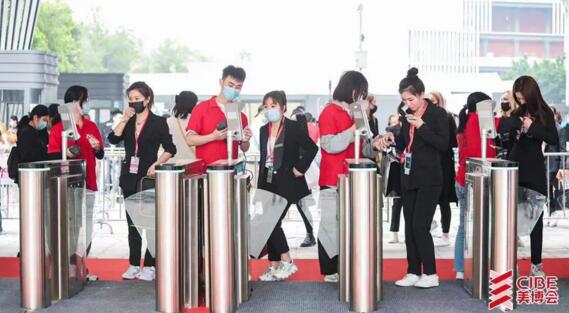 ID700是一款基于安卓系統(tǒng)的功能豐富、擴展性強的人證核驗神器