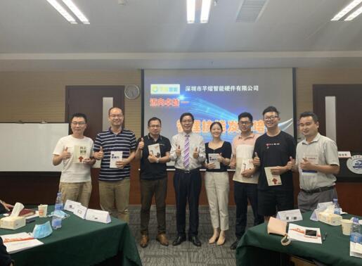 張老師為學(xué)員們頒發(fā)了獎(jiǎng)勵(lì)