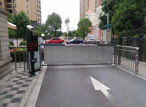 武漢某高檔住宅小區(qū)（車牌識別相機(jī)）案例 - 中出網(wǎng)-智能出入口門戶