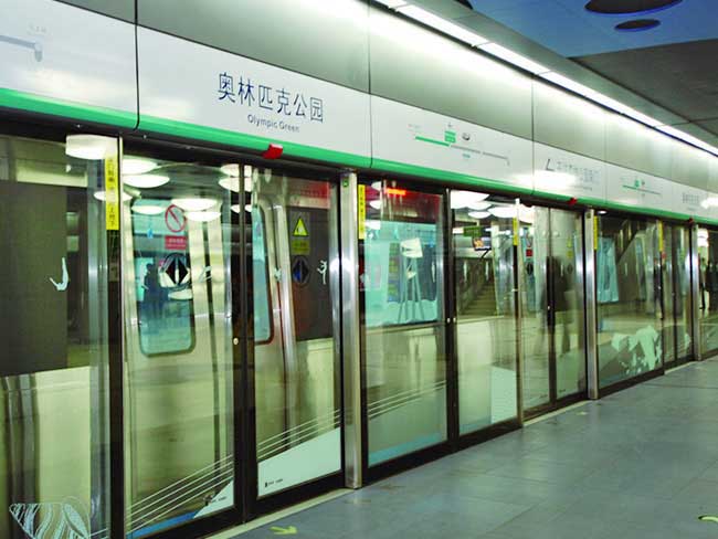 北京地鐵8號線屏蔽門案例 - 中出網(wǎng)-智能出入口與停車充電門戶