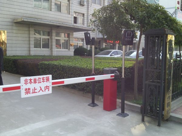 灤南信用聯(lián)社道閘案例 - 中出網(wǎng)-智能出入口門戶