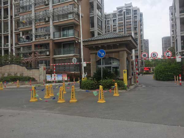 江蘇星怡花園道閘案例 - 中出網(wǎng)-智能出入口門戶