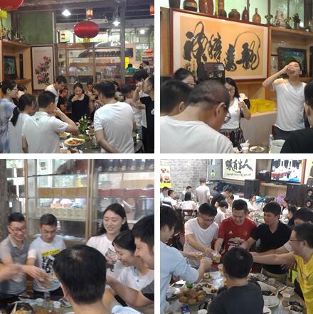 酒席間，大家開懷暢飲